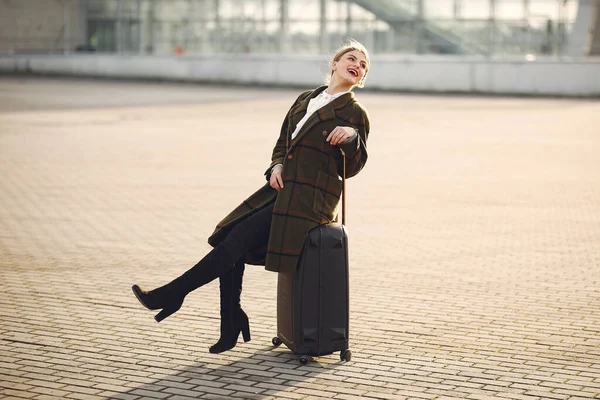 Γυναίκα με βαλίτσα δίπλα στο αεροδρόμιο — Φωτογραφία Αρχείου