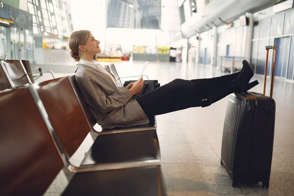 Γυναίκα με βαλίτσα στο αεροδρόμιο — Φωτογραφία Αρχείου
