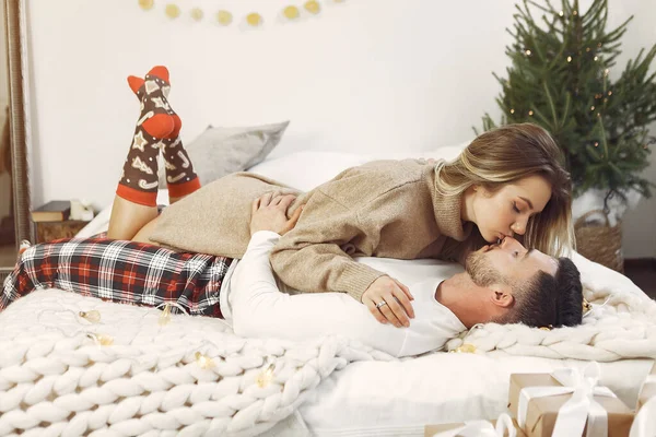 Couple passer du temps à la maison avec des décorations de Noël — Photo