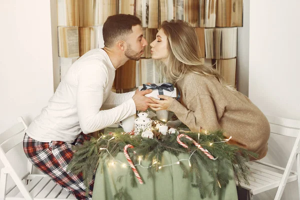 Couple passer du temps à la maison avec des décorations de Noël — Photo