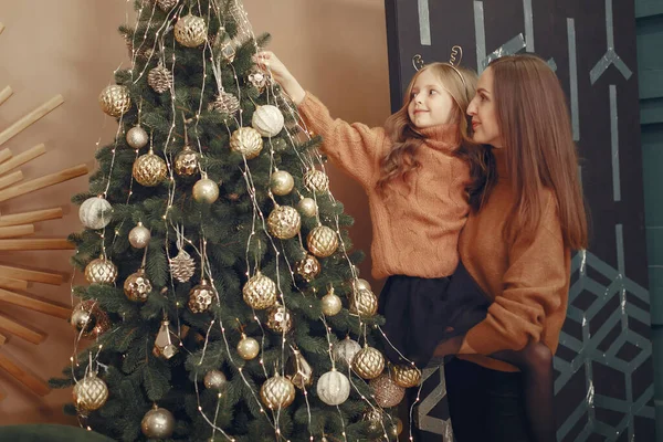 Mutter mit süßer Tochter in der Nähe von Weihnachtsbaum — Stockfoto