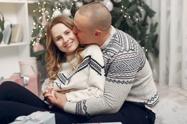 Пара проводит время дома с рождественскими украшениями — стоковое фото
