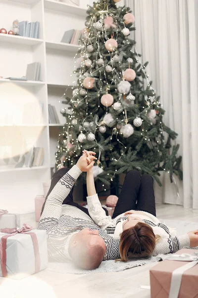 Para spędza czas w domu z dekoracjami świątecznymi — Zdjęcie stockowe
