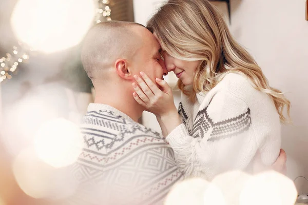 Casal passar tempo em casa com decorações de Natal — Fotografia de Stock