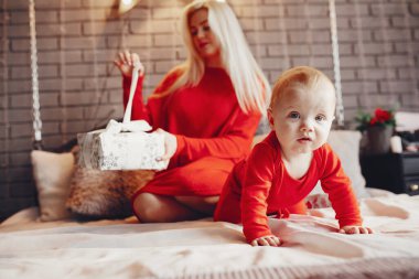 Anne ve tatlı oğlu evde bir yatakta oturuyor.