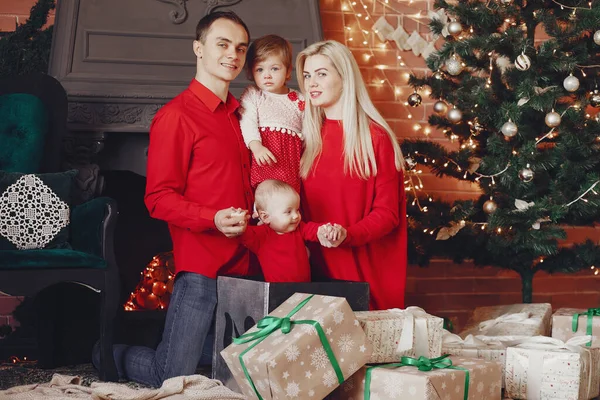 Familie sitzt zu Hause am Weihnachtsbaum — Stockfoto