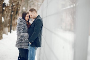 Kış şehrinde bir çift