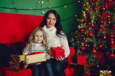 Annesi ve tatlı kızı.