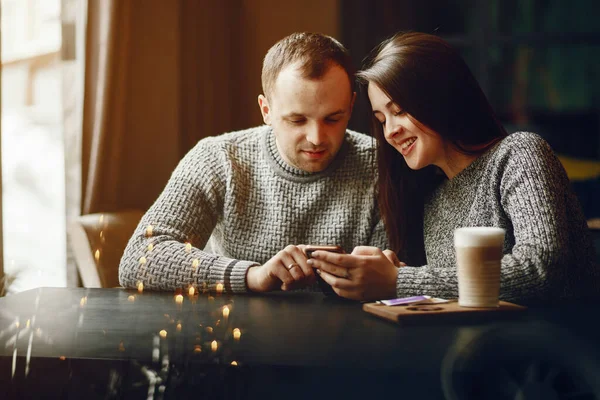 Par i ett café — Stockfoto