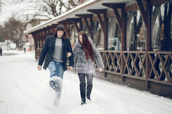 Kış şehrinde bir çift