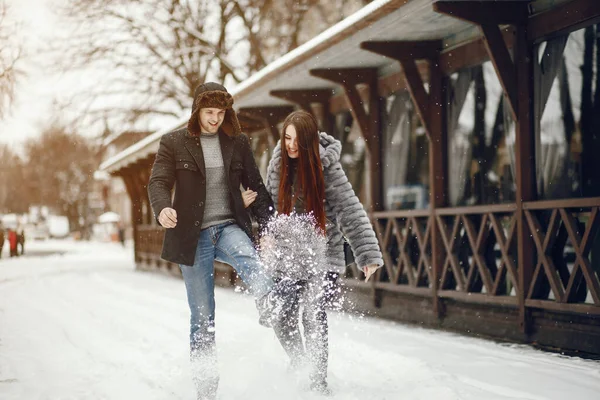 Ζευγάρι σε μια χειμερινή πόλη — Φωτογραφία Αρχείου