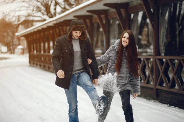 Paar in einer Winterstadt — Stockfoto