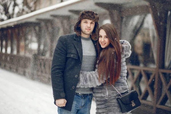 Couple dans une ville d'hiver — Photo