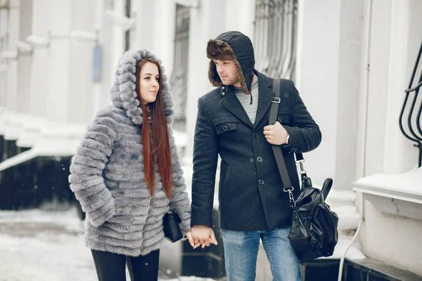 Couple dans une ville d'hiver — Photo