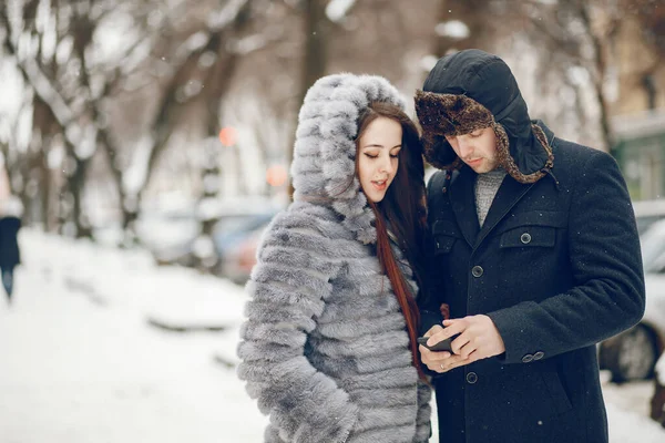 Couple in a winter city — Stock Photo, Image