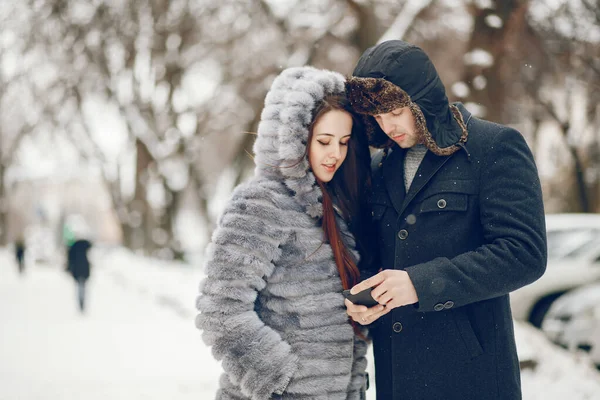 Casal em uma cidade de inverno — Fotografia de Stock
