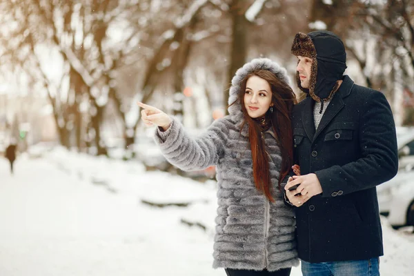 Casal em uma cidade de inverno — Fotografia de Stock