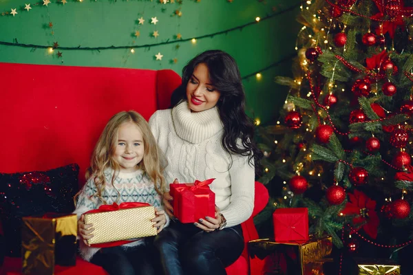 Annesi ve tatlı kızı.