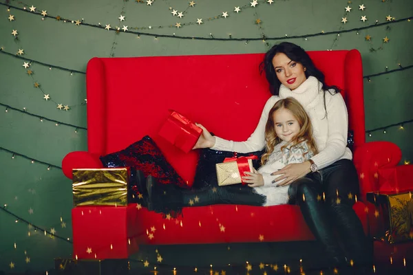 Annesi ve tatlı kızı.