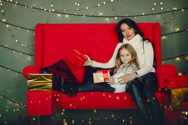 Annesi ve tatlı kızı.