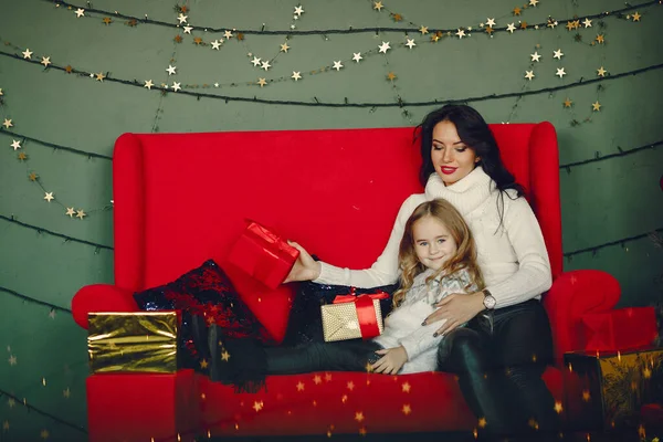 Annesi ve tatlı kızı.