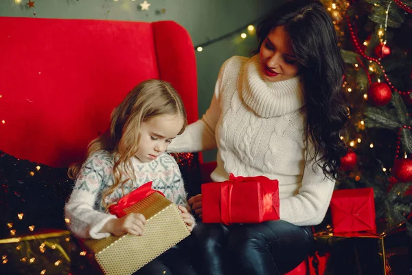 Annesi ve tatlı kızı.