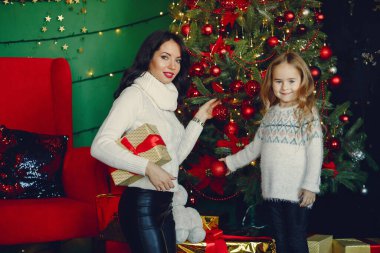 Annesi ve tatlı kızı.