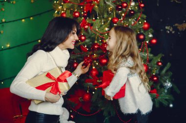 Annesi ve tatlı kızı.