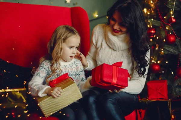 Annesi ve tatlı kızı.