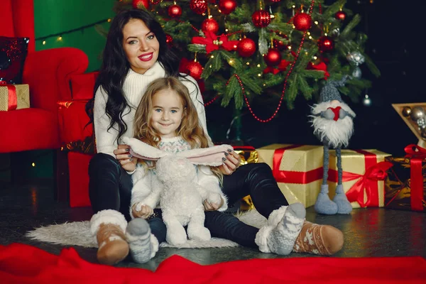 Annesi ve tatlı kızı.