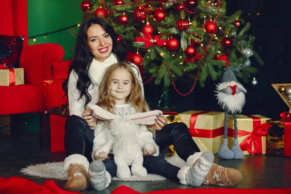 Annesi ve tatlı kızı.