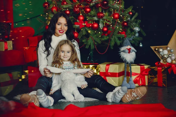 Annesi ve tatlı kızı.