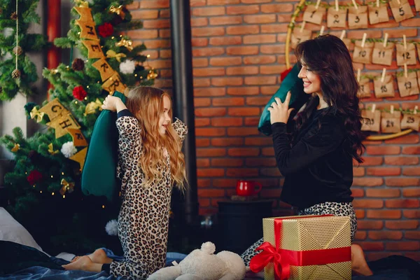 Annesi ve tatlı kızı.