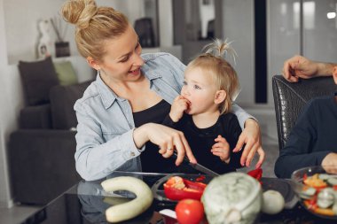 Şirin bir aile mutfakta yemek hazırlar.