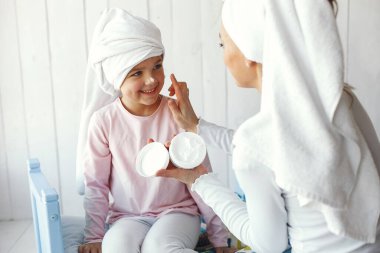 Anne kızıyla kozmetikle oynuyor.