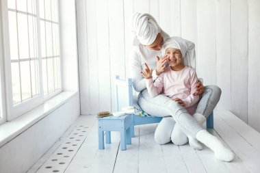 Anne kızıyla kozmetikle oynuyor.