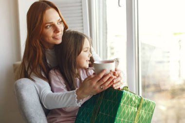 Aile evde hediyelerle oturuyor.