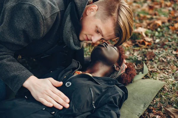 秋天公园里的男人帮助一个非洲女孩 — 图库照片