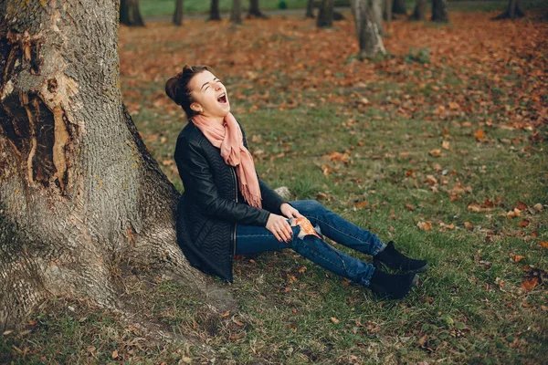 Chica con una pierna rota en el parque de otoño —  Fotos de Stock