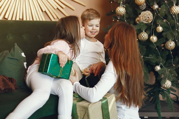 Mãe com filhos bonitos perto da árvore de Natal — Fotografia de Stock