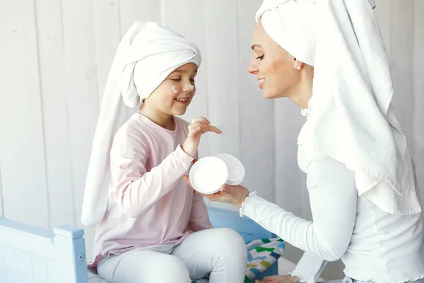 Mamma gioca con i cosmetici con sua figlia — Foto Stock