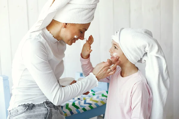 Mamma gioca con i cosmetici con sua figlia — Foto Stock