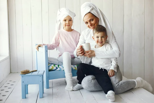 Mamma e bambini piccoli si divertono a casa — Foto Stock