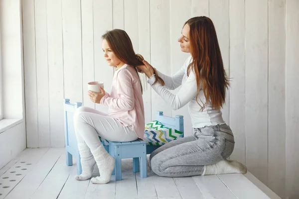 Madre e figlia si divertono a casa — Foto Stock