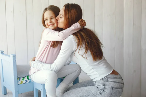 Madre e hija se divierten en casa —  Fotos de Stock