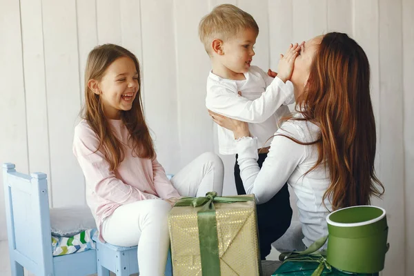 Famiglia seduta a casa con regali — Foto Stock