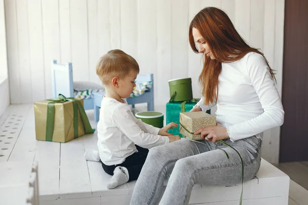 Familia sentada en casa con regalos — Foto de Stock