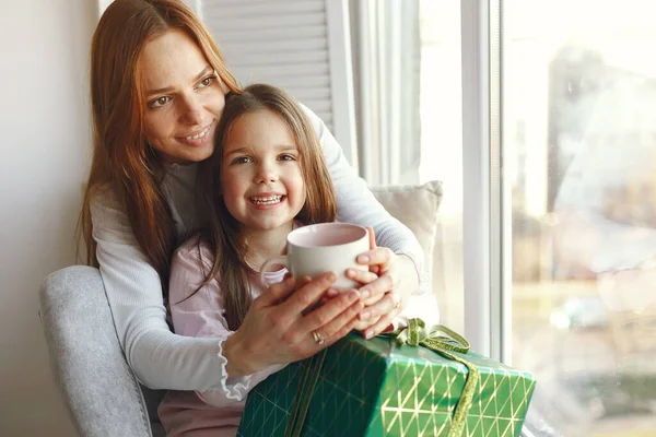 Familia sentada en casa con regalos — Foto de Stock