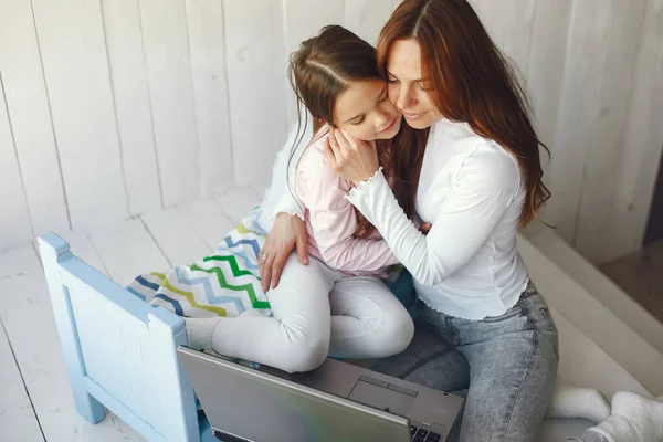 Mujer con hija usando ordenador portátil — Foto de Stock