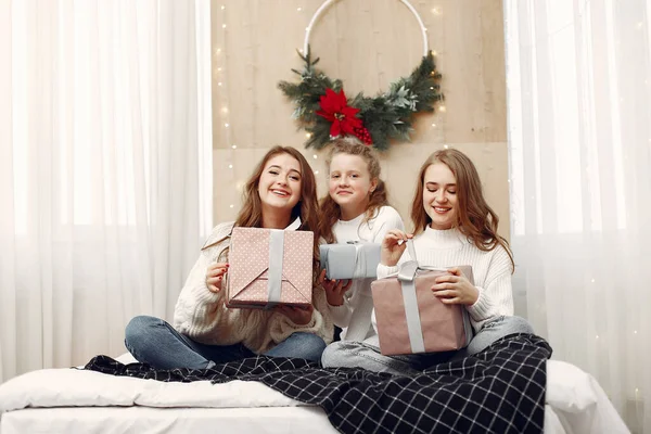 Les filles passent du temps à la maison avec des boîtes cadeaux — Photo